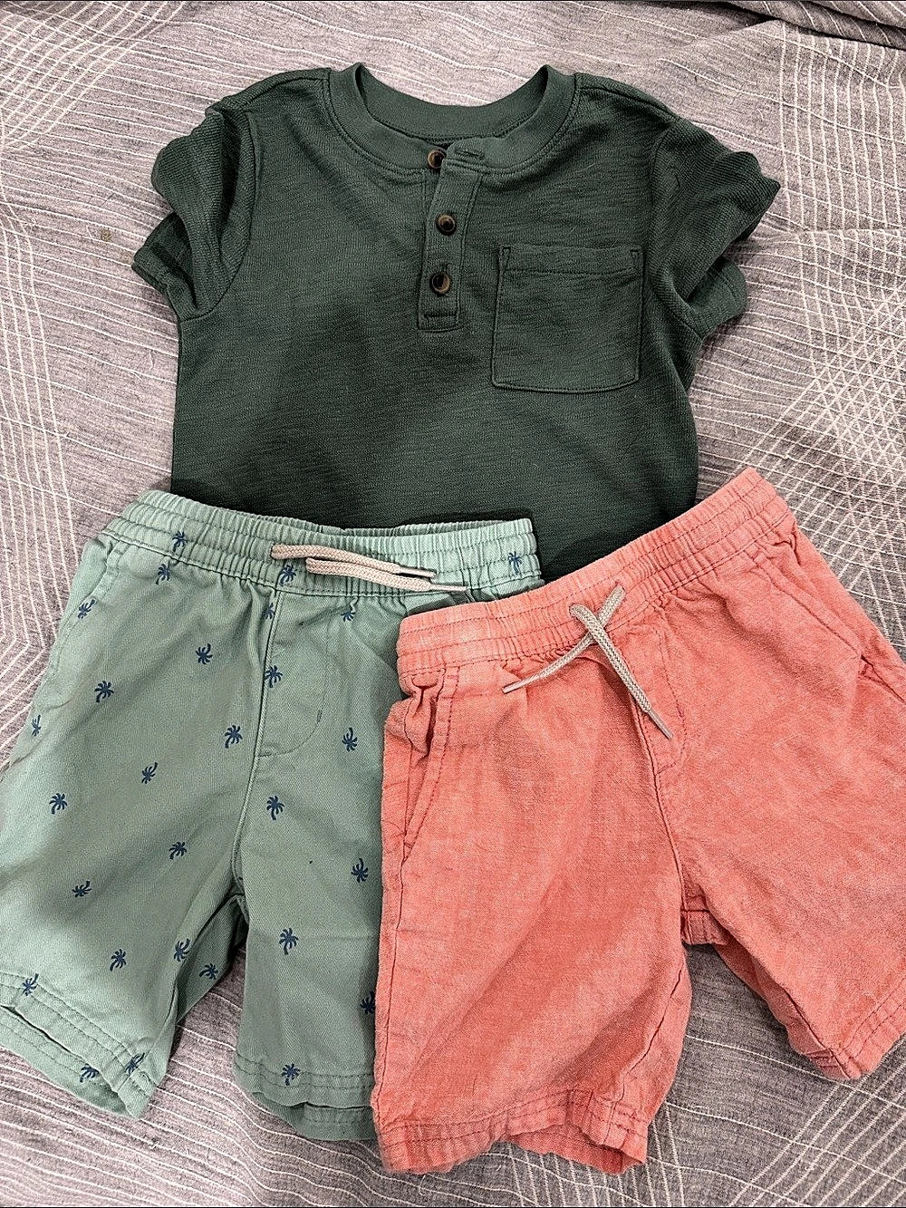 Old Navy Boys 4T Green & coral Set